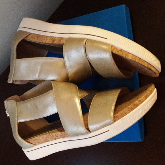 Adrienne Vittadini Gold Sandals - Picture 4 of 9